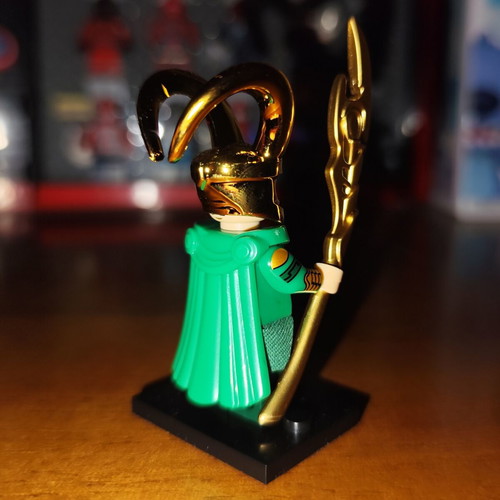 Loki minifigure like new, comic accurate with accessories