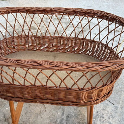 Baby basket bed like new, rattan with wooden legs and mattress