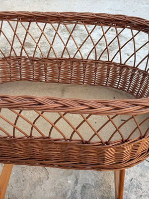 Baby basket bed like new, rattan with wooden legs and mattress