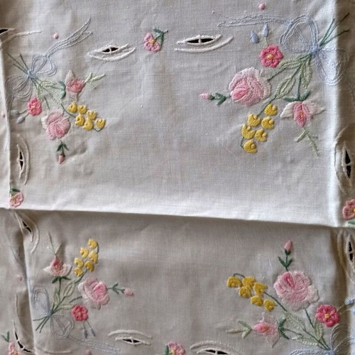 Embroidered decorative tablecloth 80x84 cm with embossed flowers