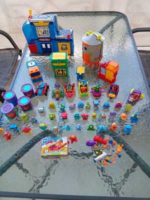 Super Zings large set with 43 heroes and accessories like new