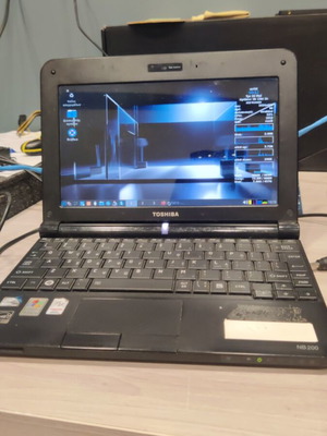 Toshiba NB200-13J netbook used with 500GB HDD and antiX Linux