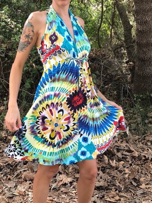 Ψηλόμεσο κοντό φόρεμα halter με έντονα prints
