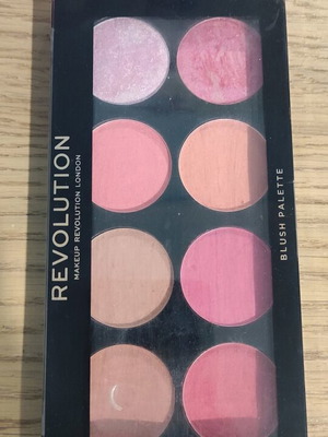 Revolution blush palette with 6 blushes and 2 highlighters
