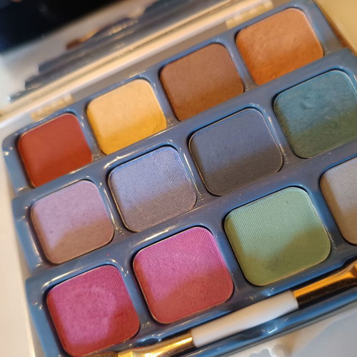 Christine eyeshadow palette like new