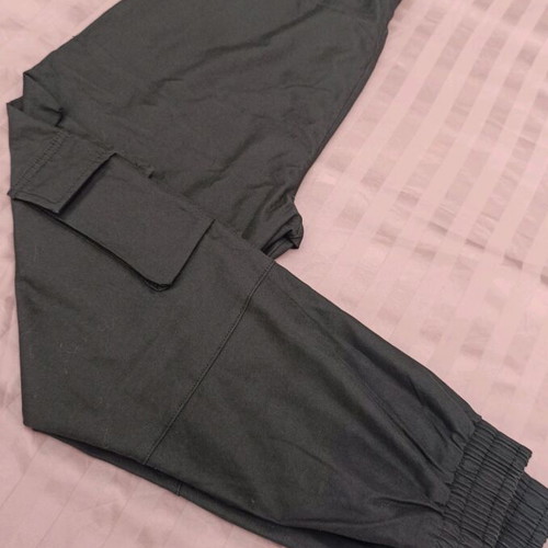 Bershka cargo pants small black like new with pink details