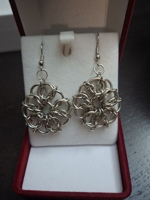 Flower-shaped earrings made of stainless steel, hypoallergenic, new