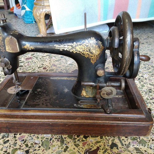 Singer sewing machine used, serial number F483593, 1910