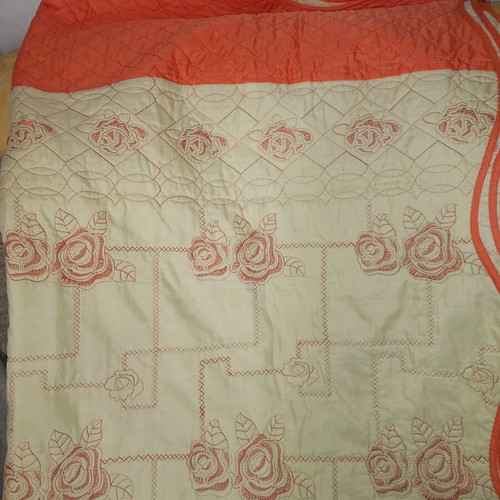 Quilt with decorative pillow like new, orange and beige for double bed
