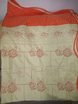 Quilt with decorative pillow like new, orange and beige for double bed
