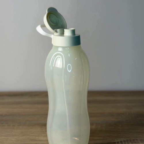Tupperware bottle 1.5L new with spout and handle