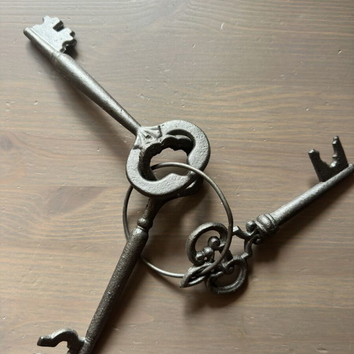 Decorative keys set of 3 like new, cast iron