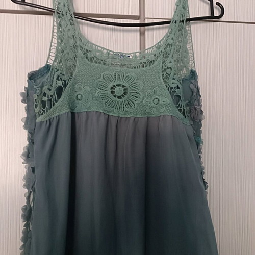 Long blouse with embossed flowers medium like new, green