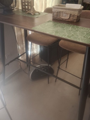 Τραπέζι μπαρ και 4 σκαμπό μπαρ Pakoworld με καφέ ύφασμα τύπου σουέντ