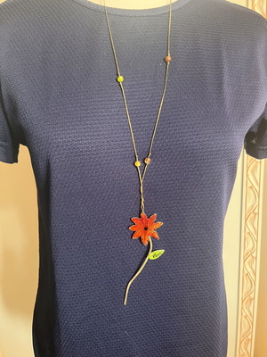 Neck accessory handmade, like new, red and multicolored