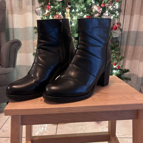 Derimod boots size 39 new with box black