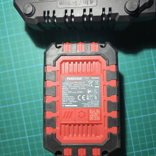 Fast charger set with 4Ah 20V battery