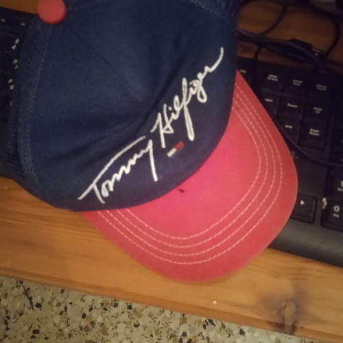 Малка шапка Tommy Hilfiger в добро състояние