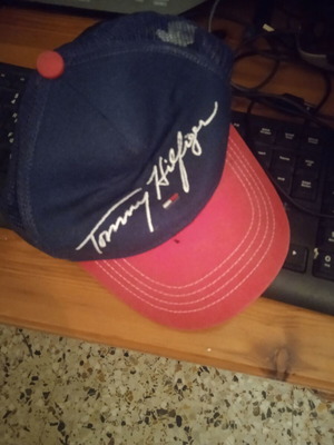 Малка шапка Tommy Hilfiger в добро състояние