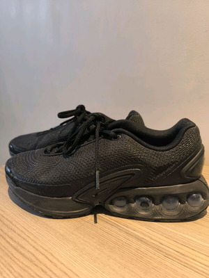 Nike Air Max DN athletic shoes like new, black