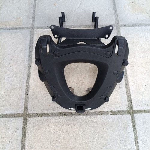 Givi rack with top case base like new