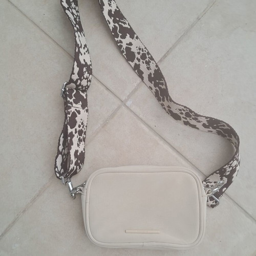 Pull&Bear crossbody bag with wide printed strap like new, beige