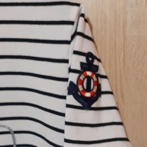 Women's t-shirt used, size M-L, front embroidery
