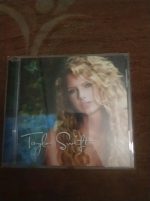 Taylor Swift CD like new, debut album 2008, pop