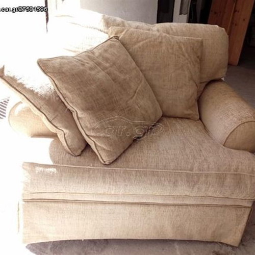 Armchair like new with wooden legs 1.10 x 1.10 meters