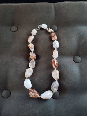 Short necklace with agate stone like new