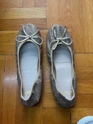 Exe gold ballerinas like new with bows size 37