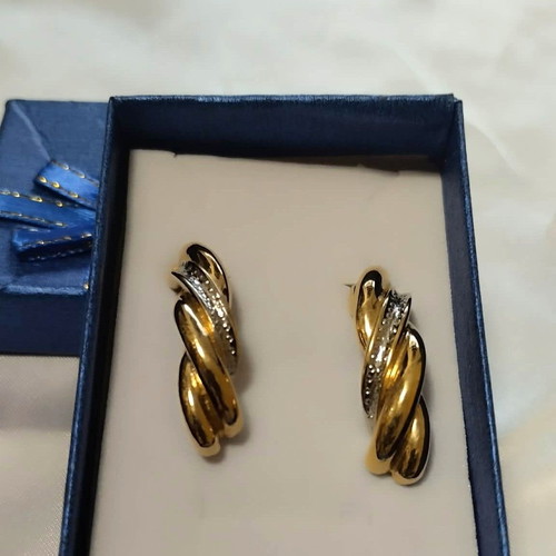 Earrings C-shaped with double twisted braid and sparkling zircon, new, gold-colored