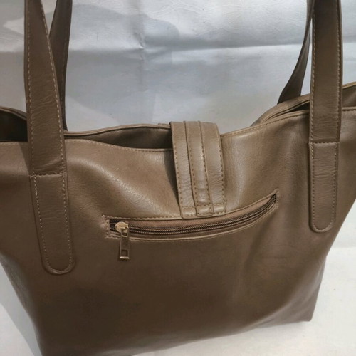 Brown large leather shoulder bag like new with zipper and gold details