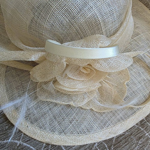 Gallery Lafayette hat 100% Sinamay new, beige, size 57