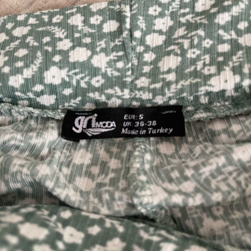 Green floral women's skirt with shorts small like new
