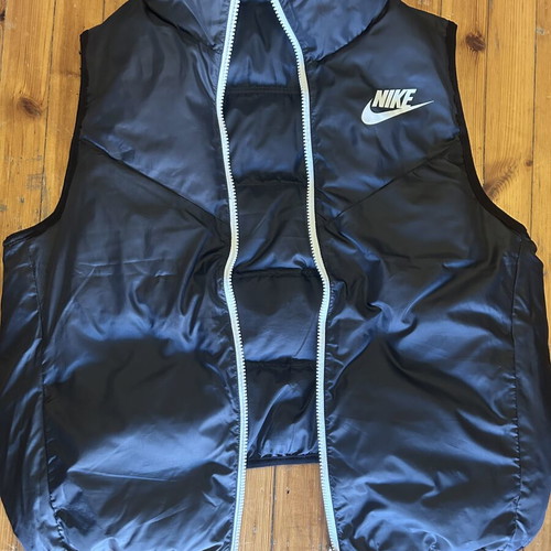 Nike Windrunner Reversible Puffer Vest Size M like new, black and white