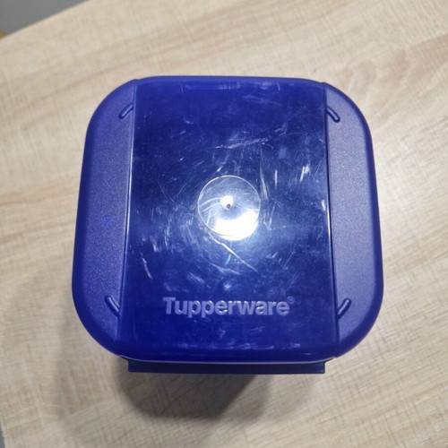 Tupperware food container 1.2L like new