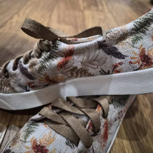 Sneakers floral fabric with beige laces, like new, size 38