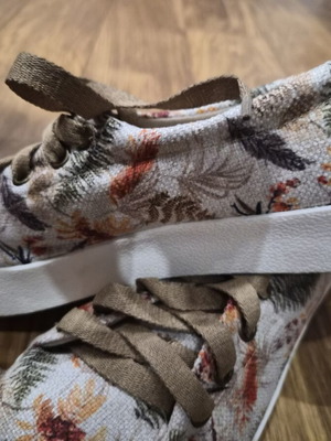 Sneakers floral fabric with beige laces, like new, size 38