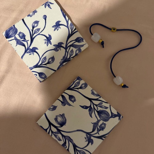 Coaster set like new with blue-white floral pattern