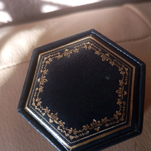 Elegant English vintage leather jewelry box like new with gold ornaments