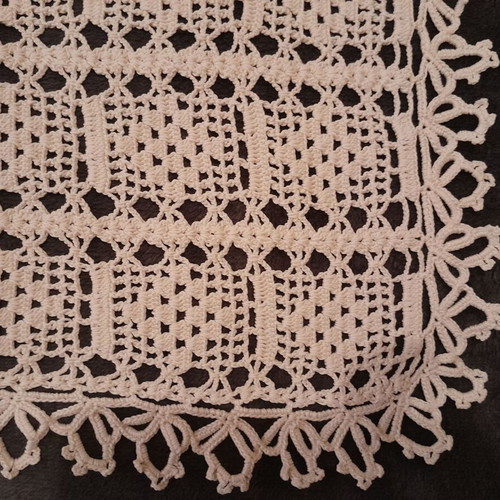 Crochet table linen set beige like new for living room