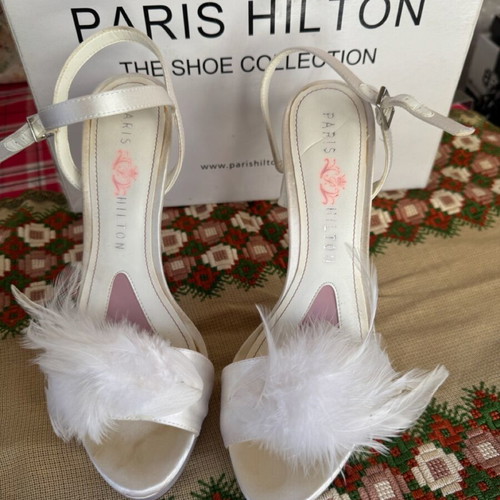 Paris Hilton high-heeled sandals like new, broken white satin with feathers