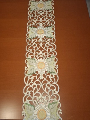 Table runner like new