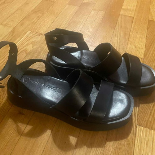 Pentavras leather black sandals like new, size 37