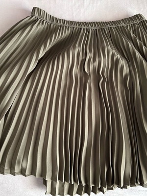 Banana Republic pleated women's skirt like new, khaki, size XS