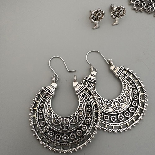 Earring set like new, 3 pairs dangle and 1 pair stud, silver color