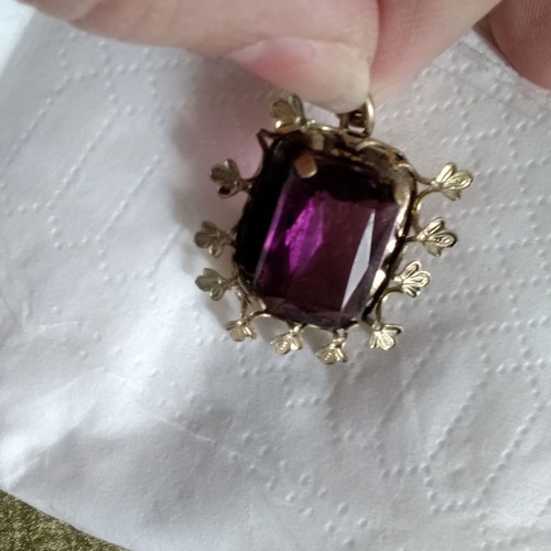 Vintage pendant with precious stone used, broken leaf detail