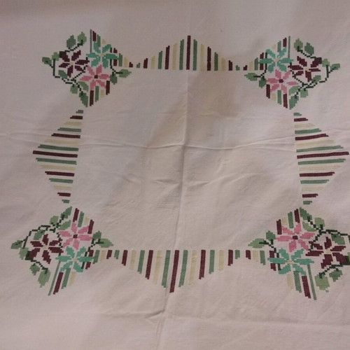 Woven tablecloth like new, dimensions 1.60x1.52
