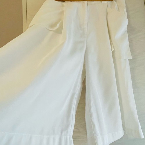 Nadia Rapti bermuda like new, white with visible pockets